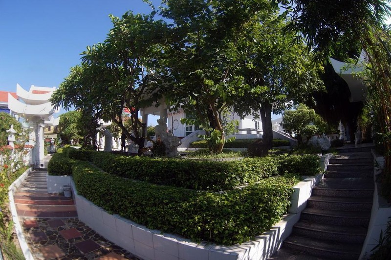 Khuôn viên chùa ngập tràn màu xanh của cây cối.