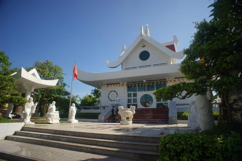 Đến năm 1802, thời vua Gia Long, chùa được xây lại với quy mô lớn trên diện tích khoảng 10.000m2.