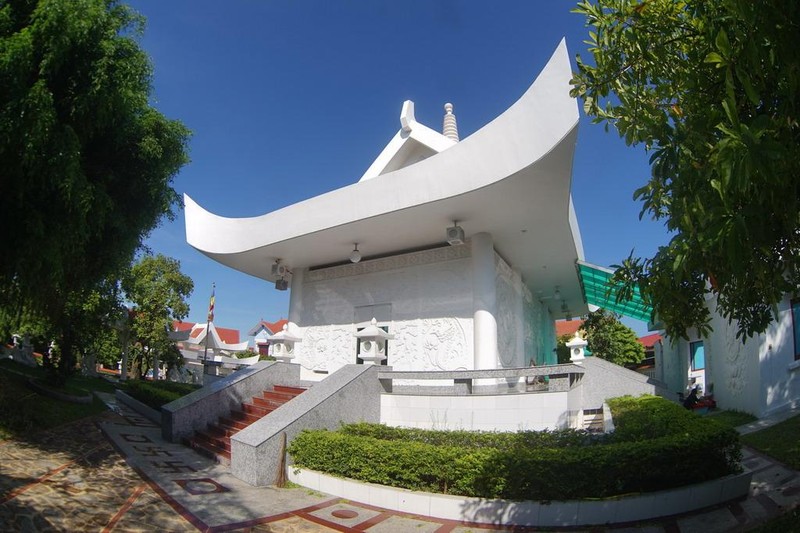 Bốn mặt của tầng mái dưới gốm bốn nét gạch ngang thể hiện chữ Nhất (一), là số một thuần dương biểu tượng cho Trời (Thiên) theo quan niệm Lão giáo.