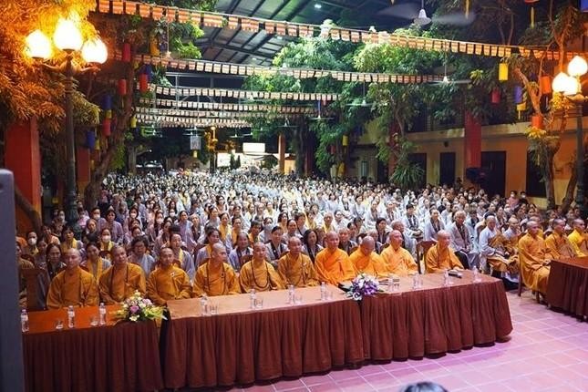 Hà Nội: Hàng nghìn Phật tử tham dự Đại lễ Vu lan 'Đêm hội hoa hồng cài áo' tại chùa Bằng ảnh 2