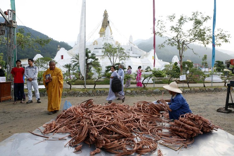 Vĩnh Phúc: Trang nghiêm lễ đúc đồng tôn tượng Phật Liên Hoa Sinh độc bản ảnh 3