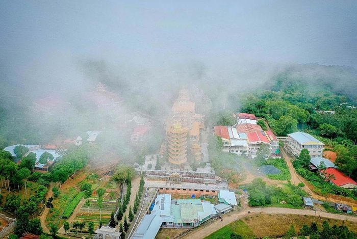 Chùa Vạn Linh: Chốn bình yên giữa thiên nhiên kỳ vĩ trên đỉnh núi Cấm ảnh 7