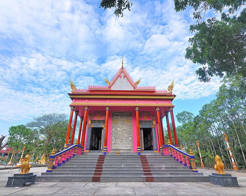 Độc đáo ngôi chùa màu hồng nằm giữa hàng trăm cây còng ở An Giang ảnh 6