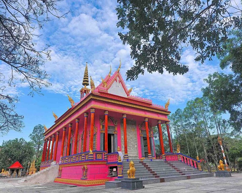 Độc đáo ngôi chùa màu hồng nằm giữa hàng trăm cây còng ở An Giang ảnh 7