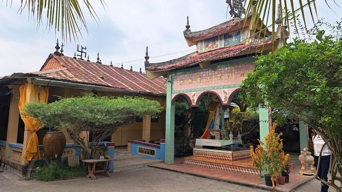 Vẻ đẹp cổ kính và độc đáo của chùa Lá Sen ở Đồng Tháp ảnh 1