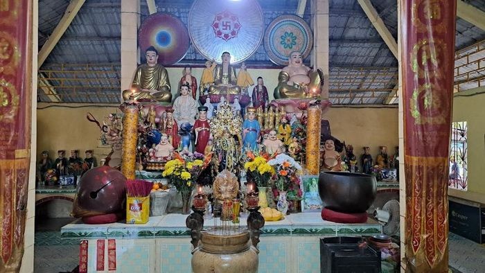 Vẻ đẹp cổ kính và độc đáo của chùa Lá Sen ở Đồng Tháp ảnh 2