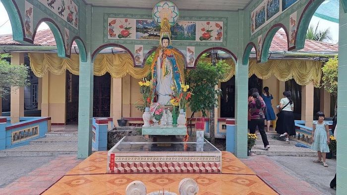 Vẻ đẹp cổ kính và độc đáo của chùa Lá Sen ở Đồng Tháp ảnh 3