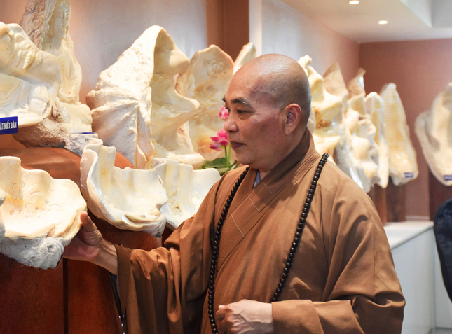 Bộ sưu tập tượng Phật điêu khắc trên vỏ ốc Trường Sa xác lập kỷ lục Việt Nam ảnh 1