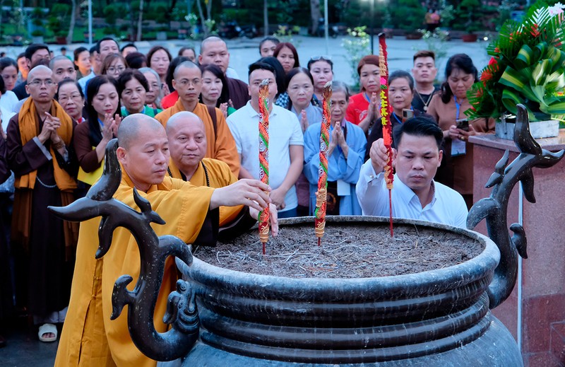 BTC chương trình 'Vu Lan - Đạo hiếu và dân tộc năm 2023' dâng hương tại nghĩa trang Hàng Dương ảnh 3