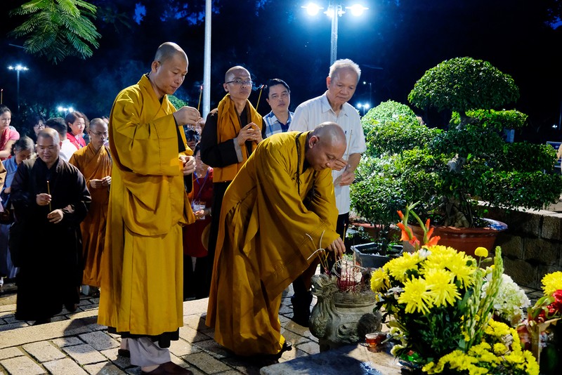 BTC chương trình 'Vu Lan - Đạo hiếu và dân tộc năm 2023' dâng hương tại nghĩa trang Hàng Dương ảnh 4