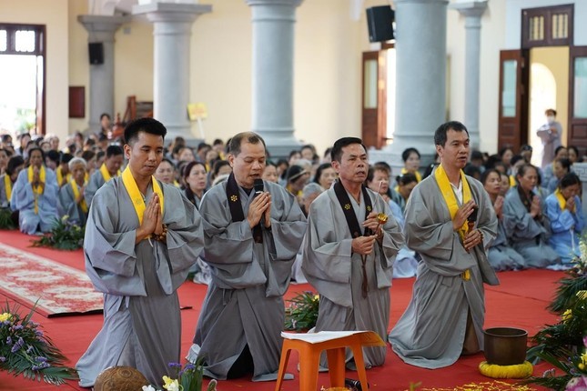 Nam Định: Gần 3.000 Phật tử tham dự khóa tu Một ngày an lạc tại chùa Linh Ứng ảnh 4