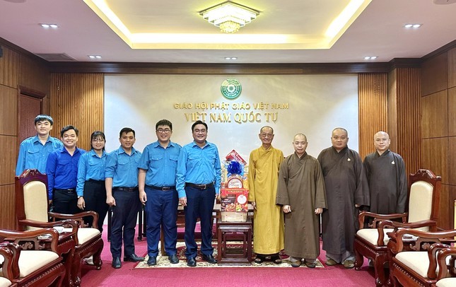 Đại diện Công an, Hội Liên hiệp Thanh niên VN TP.HCM chúc mừng Phật đản đến Ban Trị sự TP.HCM ảnh 2