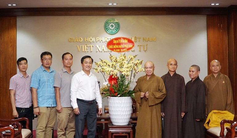 Đại diện Công an, Hội Liên hiệp Thanh niên VN TP.HCM chúc mừng Phật đản đến Ban Trị sự TP.HCM ảnh 1