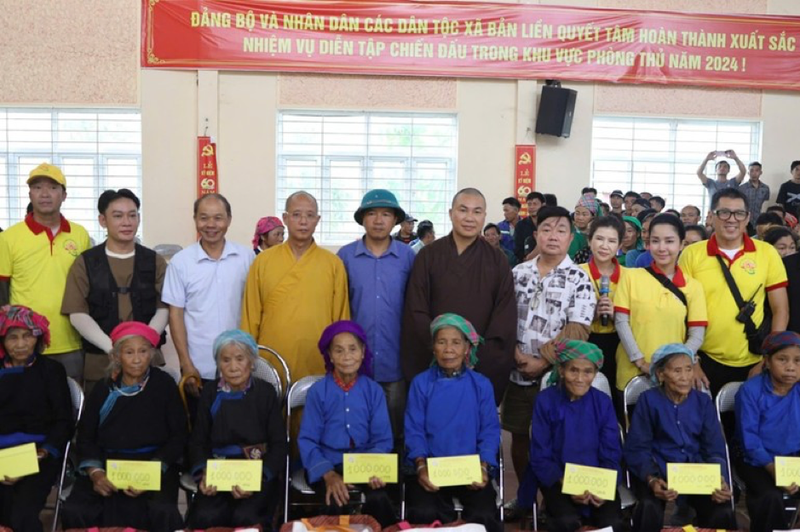 Chùa Tường Nguyên, Quỹ Thọ Giác thăm và tặng quà đến đồng bào vùng bão lũ tỉnh Yên Bái, Lào Cai ảnh 1