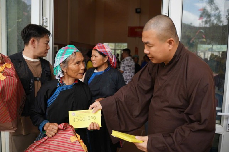 Chùa Tường Nguyên, Quỹ Thọ Giác thăm và tặng quà đến đồng bào vùng bão lũ tỉnh Yên Bái, Lào Cai ảnh 2