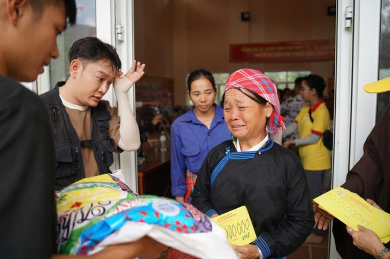 Chùa Tường Nguyên, Quỹ Thọ Giác thăm và tặng quà đến đồng bào vùng bão lũ tỉnh Yên Bái, Lào Cai ảnh 3