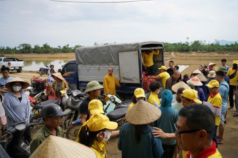 Chùa Tường Nguyên, Quỹ Thọ Giác thăm và tặng quà đến đồng bào vùng bão lũ tỉnh Yên Bái, Lào Cai ảnh 4