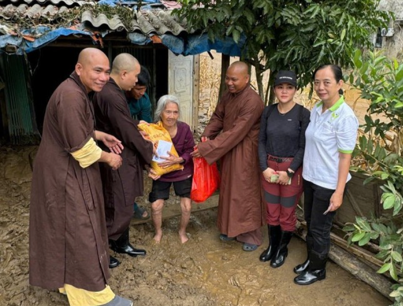 Chùa Tường Nguyên, Quỹ Thọ Giác thăm và tặng quà đến đồng bào vùng bão lũ tỉnh Yên Bái, Lào Cai ảnh 6