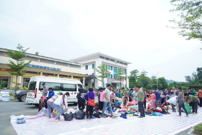 Ban Trị sự GHPGVN tỉnh Đắk Nông thăm, tặng quà đến bà con vùng bão lũ tỉnh Lào Cai, Yên Bái ảnh 9