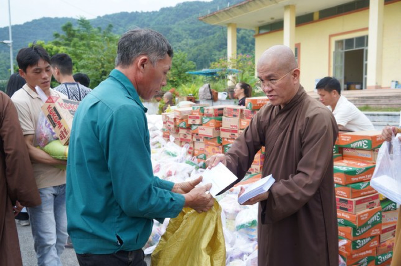 Ban Trị sự GHPGVN tỉnh Đắk Nông thăm, tặng quà đến bà con vùng bão lũ tỉnh Lào Cai, Yên Bái ảnh 2