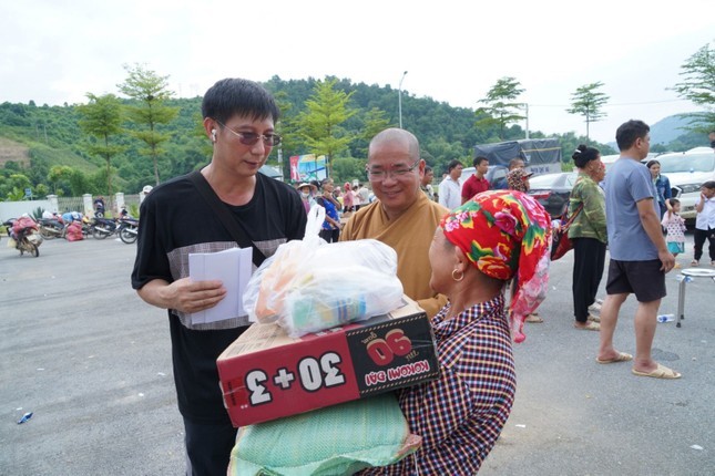Ban Trị sự GHPGVN tỉnh Đắk Nông thăm, tặng quà đến bà con vùng bão lũ tỉnh Lào Cai, Yên Bái ảnh 5