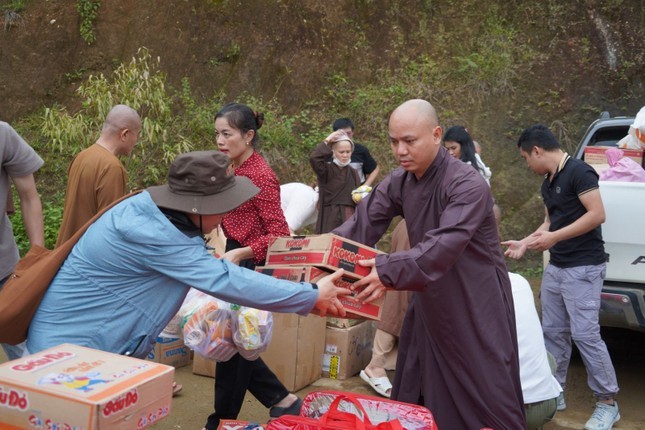 Ban Trị sự GHPGVN tỉnh Đắk Nông thăm, tặng quà đến bà con vùng bão lũ tỉnh Lào Cai, Yên Bái ảnh 6