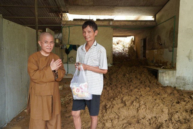 Ban Trị sự GHPGVN tỉnh Đắk Nông thăm, tặng quà đến bà con vùng bão lũ tỉnh Lào Cai, Yên Bái ảnh 8