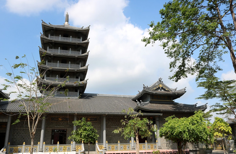 Ngôi chùa làm từ hàng chục nghìn viên đá nguyên khối ở Sóc Trăng ảnh 2