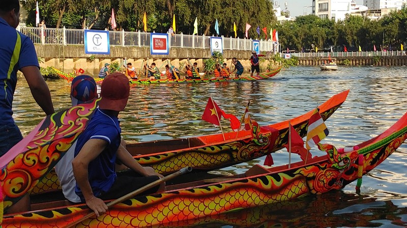 Đồng bào Khmer cùng Sư sãi, Phật tử hoan hỉ tham gia giải đua ghe ngo tại TP. HCM . ảnh 2