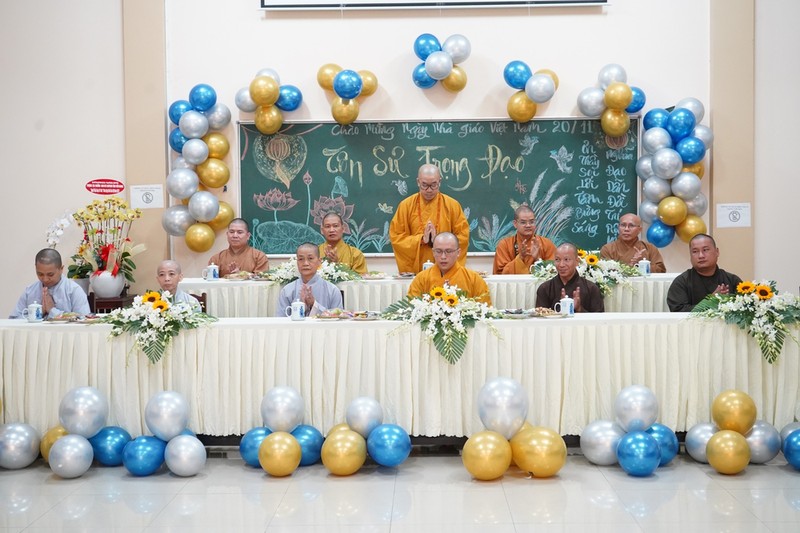 Tiền Giang: Tăng Ni sinh lớp Trung cấp, Cao đẳng Phật học tri ân thầy cô giáo ảnh 1