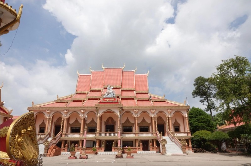 Ngôi chùa có mộ cá voi hơn 10 tấn ảnh 1