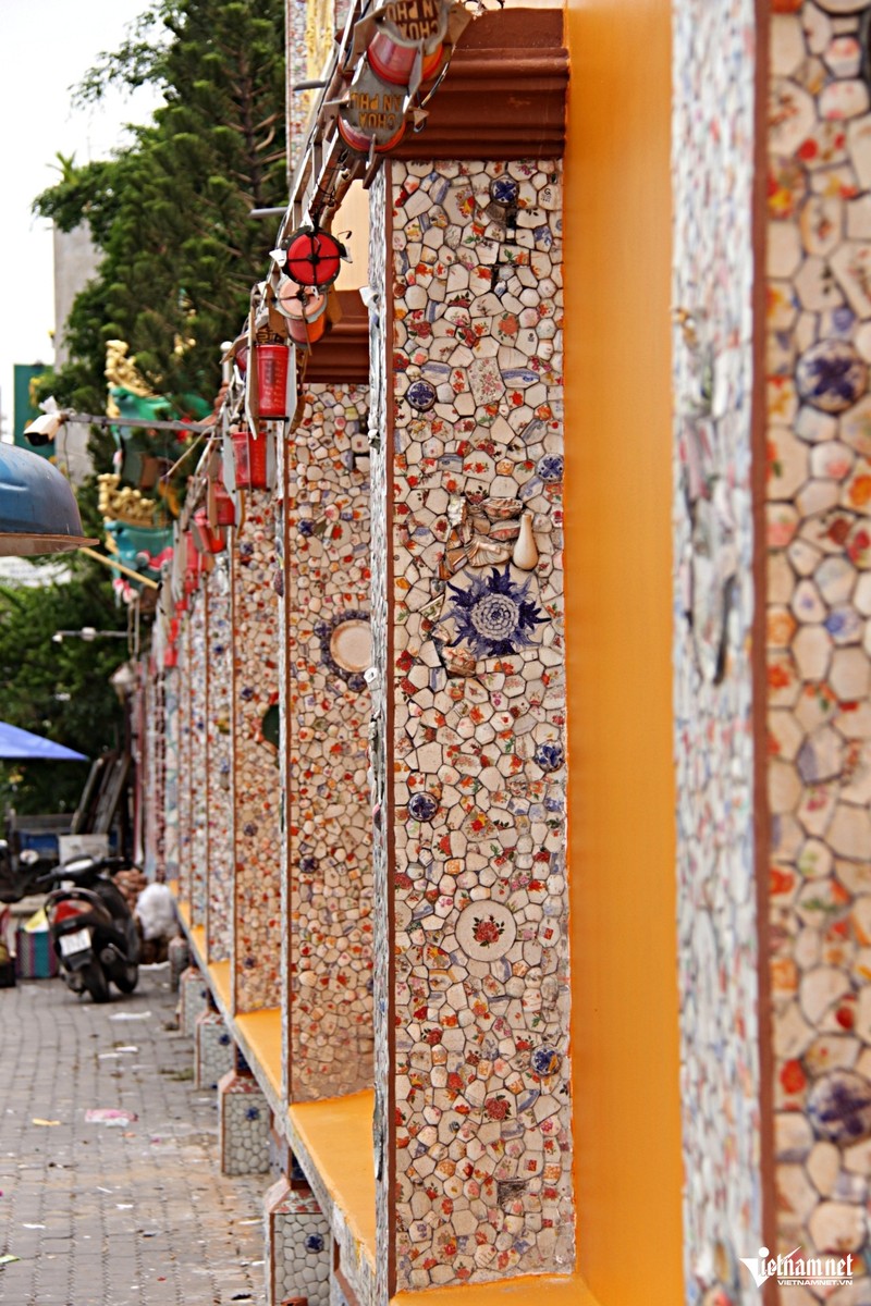 Độc đáo ngôi chùa cổ ở TP. HCM được trang trí bằng 30 tấn mảnh sành, sứ ảnh 13
