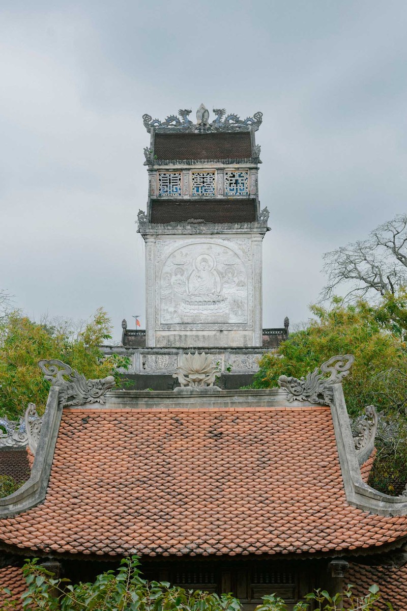 Ngôi chùa cổ có quả chuông nặng 9 tấn nằm giữa hồ nước ở Nam Định ảnh 2