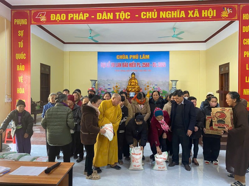 Chùa Phú Lâm (Tuyên Quang) trao quà đến người dân có hoàn cảnh khó khăn ảnh 1