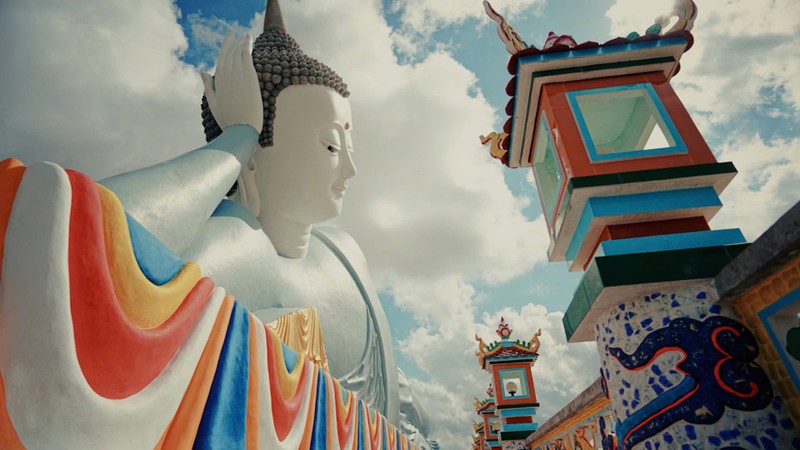 Hàng ngàn người đổ về ngôi chùa có tượng Phật nằm lớn nhất Việt Nam dịp đầu năm mới ảnh 2