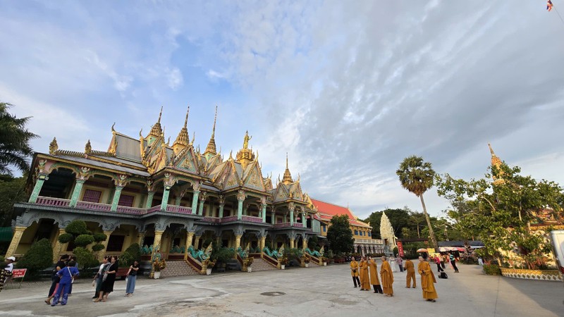 Hàng ngàn người đổ về ngôi chùa có tượng Phật nằm lớn nhất Việt Nam dịp đầu năm mới ảnh 3