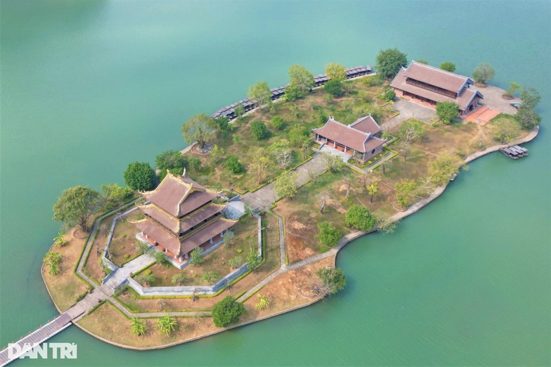 Chiêm ngưỡng ngôi chùa dát vàng óng ánh nổi giữa lòng hồ ở thành phố di sản ảnh 2