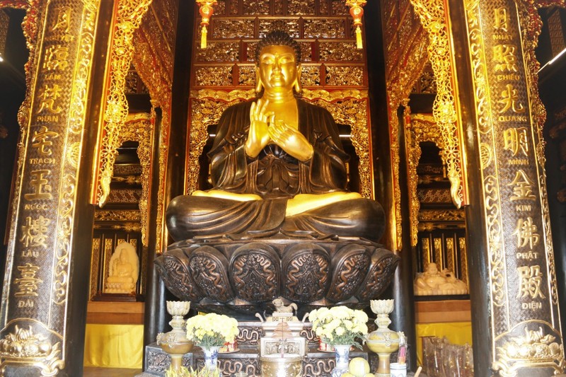 Chiêm ngưỡng ngôi chùa dát vàng óng ánh nổi giữa lòng hồ ở thành phố di sản ảnh 3