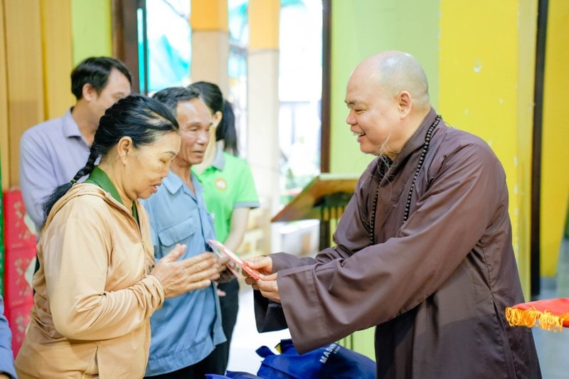 Trao 1.000 phần quà Tết cho đồng bào khó khăn ảnh 2