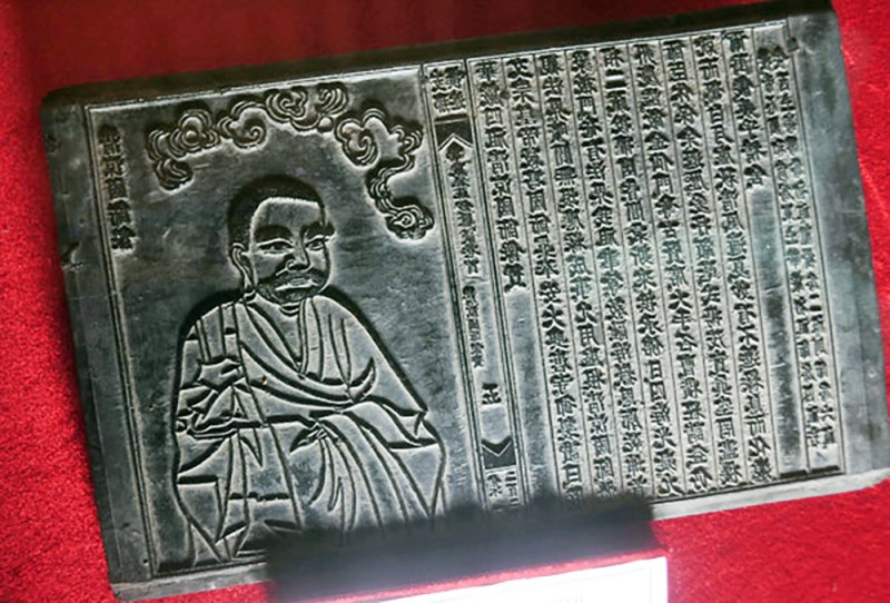 Tiếng chuông vang bên dòng sông hoa đào ảnh 2