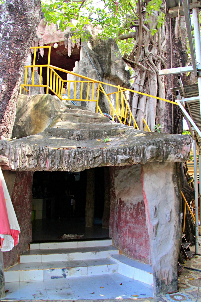 Kỳ bí về chiếc hang có tượng đôi rắn trong ngôi chùa nổi tiếng ở TPHCM ảnh 2