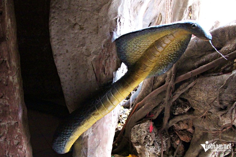 Kỳ bí về chiếc hang có tượng đôi rắn trong ngôi chùa nổi tiếng ở TPHCM ảnh 4