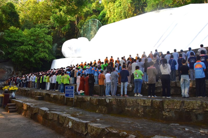 Đầu năm đến chùa có tượng Phật nhập Niết bàn lớn nhất Đông Nam Á ảnh 5