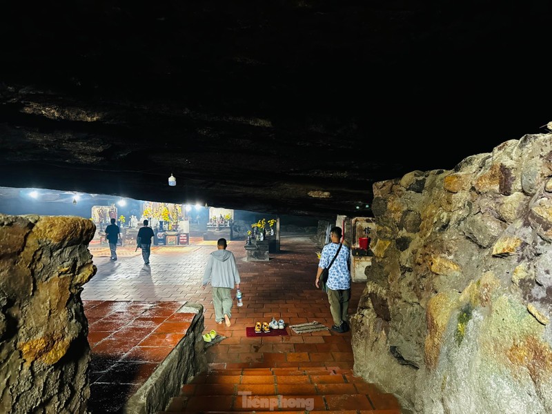 Khám phá ngôi chùa “không sư” trong hang đá núi lửa triệu năm ở Lý Sơn ảnh 6