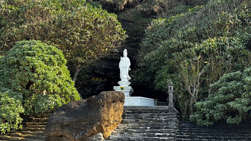 Khám phá ngôi chùa “không sư” trong hang đá núi lửa triệu năm ở Lý Sơn ảnh 9