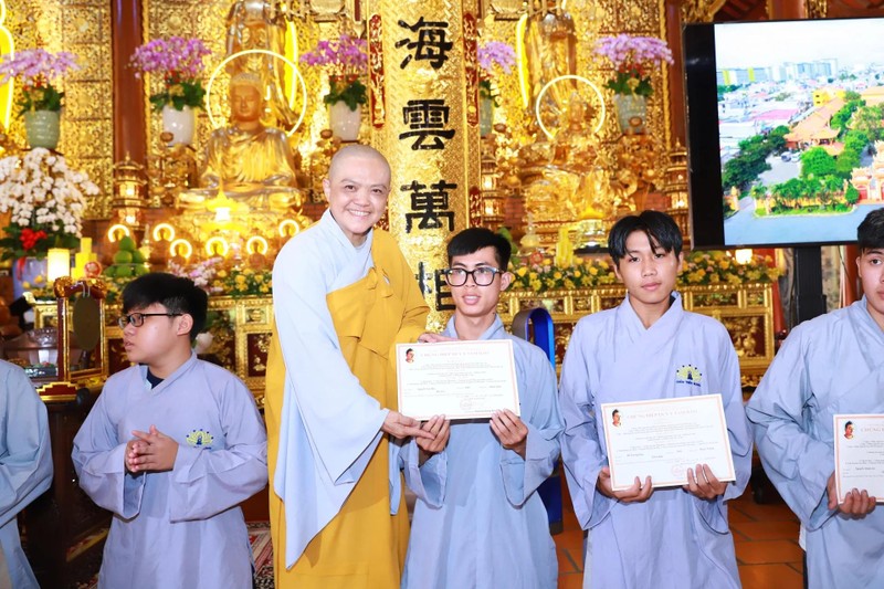 Chùa Thiên Quang Bình Dương: Hơn 300 Phật tử quy y hướng về Vesak thiêng liêng ảnh 1