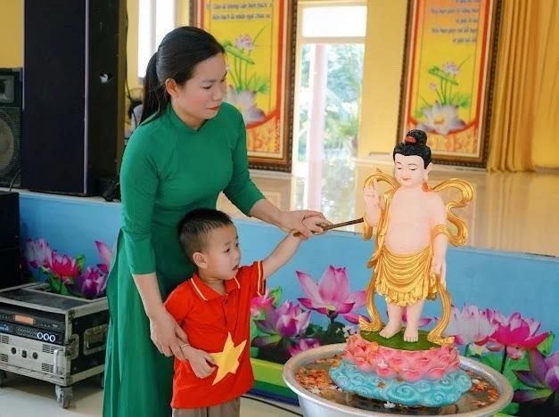 Chùa Chí Linh, Nghệ An tổ chức lễ tắm Phật dành cho thiếu nhi ảnh 2