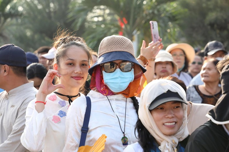 Hàng ngàn người đang hướng về chùa Thanh Tâm, kiên nhẫn xếp hàng chiêm bái Xá-lợi ảnh 3