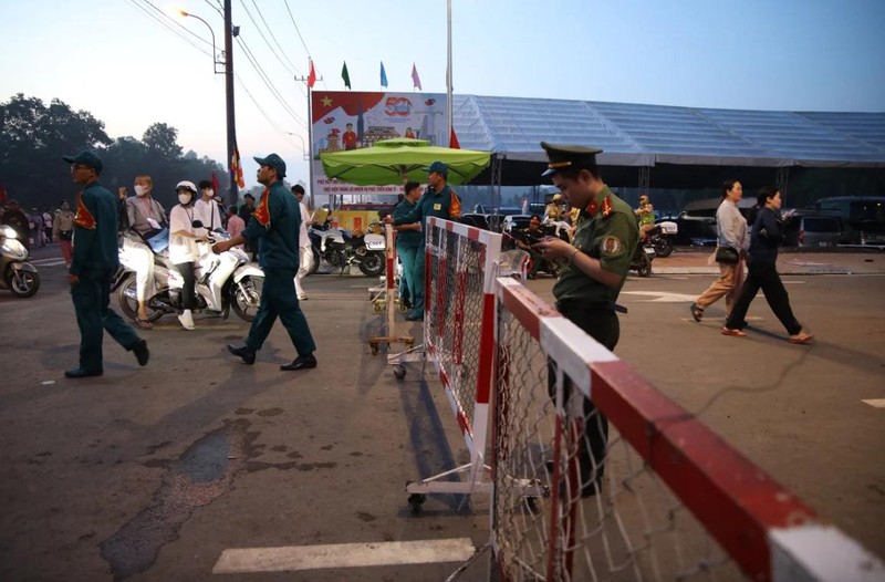 Hàng ngàn người đang hướng về chùa Thanh Tâm, kiên nhẫn xếp hàng chiêm bái Xá-lợi ảnh 2