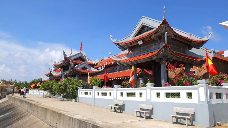 Chùa Đá Tây A lặng lẽ tựa đóa sen bung nở nơi đảo xa ảnh 1